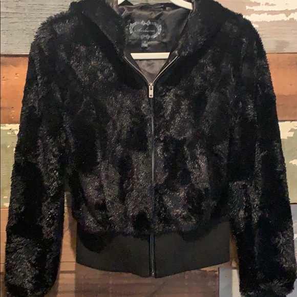 Hooded faux fur bomber jacket by: Ambiance - Picture 6 of 16